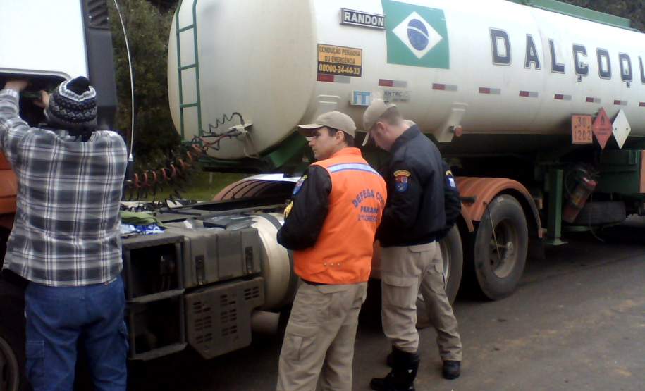 2ª CORPDEC Realiza Fiscalização ao Transporte Rodoviário de Produtos Perigosos


	-  No dia 29 de Maio de 2014, a 2ª CORPDEC  realizou Fiscalização em Transporte Rodoviário de Produtos Perigosos no Posto da Polícia Rodoviária Federal  do Município de Irati -  BR 277,  km 245