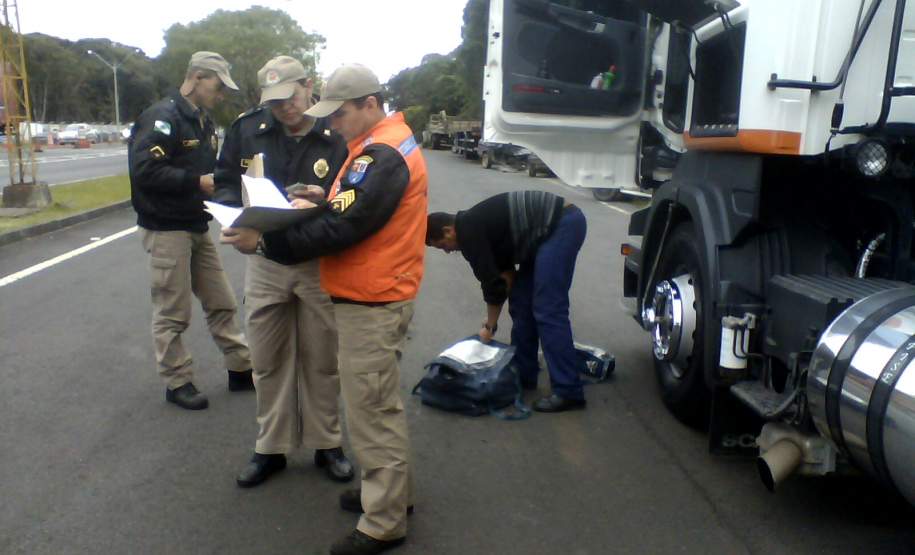 2ª CORPDEC Realiza Fiscalização ao Transporte Rodoviário de Produtos Perigosos


	-  No dia 29 de Maio de 2014, a 2ª CORPDEC  realizou Fiscalização em Transporte Rodoviário de Produtos Perigosos no Posto da Polícia Rodoviária Federal  do Município de Irati -  BR 277,  km 245