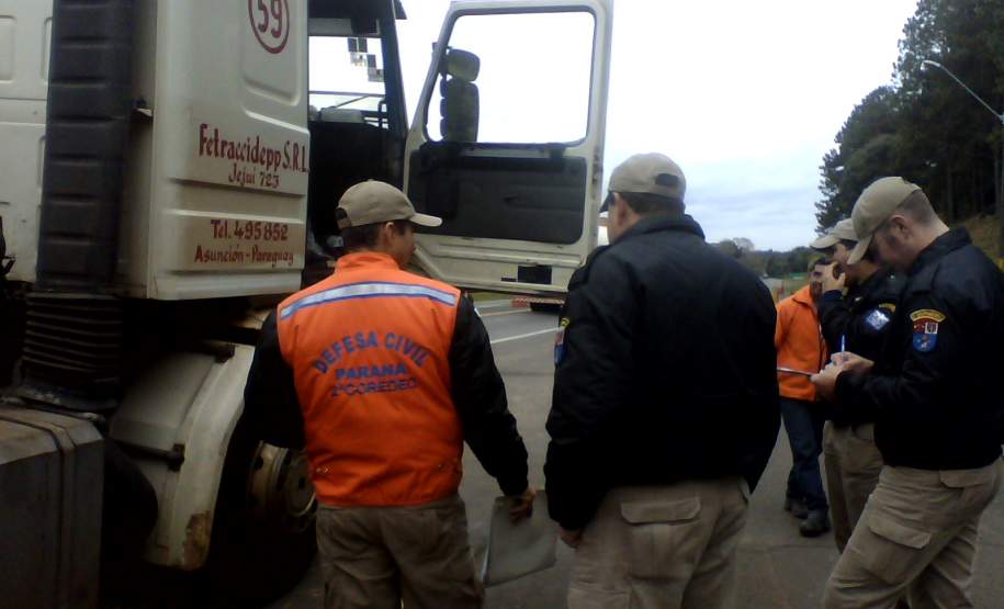 2ª CORPDEC Realiza Fiscalização ao Transporte Rodoviário de Produtos Perigosos


	-  No dia 29 de Maio de 2014, a 2ª CORPDEC  realizou Fiscalização em Transporte Rodoviário de Produtos Perigosos no Posto da Polícia Rodoviária Federal  do Município de Irati -  BR 277,  km 245