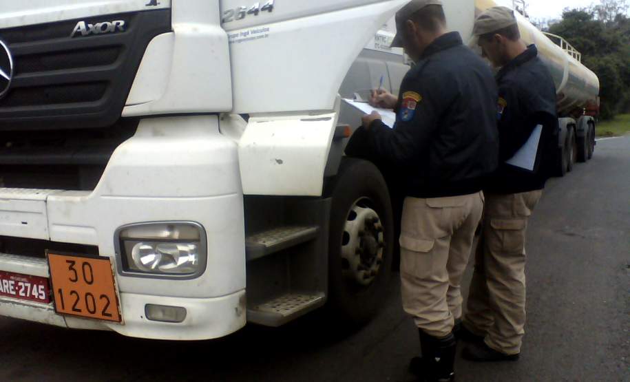 2ª CORPDEC Realiza Fiscalização ao Transporte Rodoviário de Produtos Perigosos


	-  No dia 29 de Maio de 2014, a 2ª CORPDEC  realizou Fiscalização em Transporte Rodoviário de Produtos Perigosos no Posto da Polícia Rodoviária Federal  do Município de Irati -  BR 277,  km 245