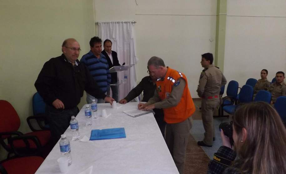 2ª CORPDEC realiza Assinatura do Plano de Contingência do Município de Piraí do Sul 2ª CORPDEC realiza Assinatura do Plano de Contingência
do Município de Piraí do Sul
No período da manhã do dia 26 de Junho de 2014, foi assinado o Plano de Contingência da Comissão Municipal de Proteção e Defesa Civil do Município de Piraí do Sul