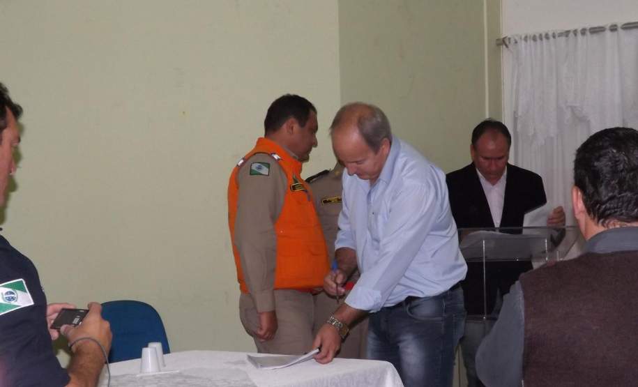 2ª CORPDEC realiza Assinatura do Plano de Contingência do Município de Piraí do Sul 2ª CORPDEC realiza Assinatura do Plano de Contingência
do Município de Piraí do Sul
No período da manhã do dia 26 de Junho de 2014, foi assinado o Plano de Contingência da Comissão Municipal de Proteção e Defesa Civil do Município de Piraí do Sul