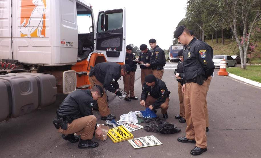 2ª CORPDEC Realiza Fiscalização ao Transporte Rodoviário de Produtos Perigosos 2ª CORPDEC Realiza Fiscalização ao Transporte Rodoviário de Produtos Perigosos
- No dia 11 de Julho de 2014, a 2ª CORPDEC realizou Fiscalização no Transporte Rodoviário de Produtos Perigosos no Posto da Polícia Rodoviária Federal do Município de Irati - BR 277, km 245