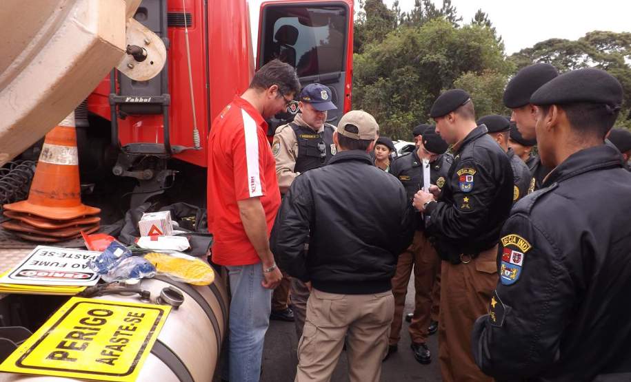 2ª CORPDEC Realiza Fiscalização ao Transporte Rodoviário de Produtos Perigosos 2ª CORPDEC Realiza Fiscalização ao Transporte Rodoviário de Produtos Perigosos
- No dia 11 de Julho de 2014, a 2ª CORPDEC realizou Fiscalização no Transporte Rodoviário de Produtos Perigosos no Posto da Polícia Rodoviária Federal do Município de Irati - BR 277, km 245