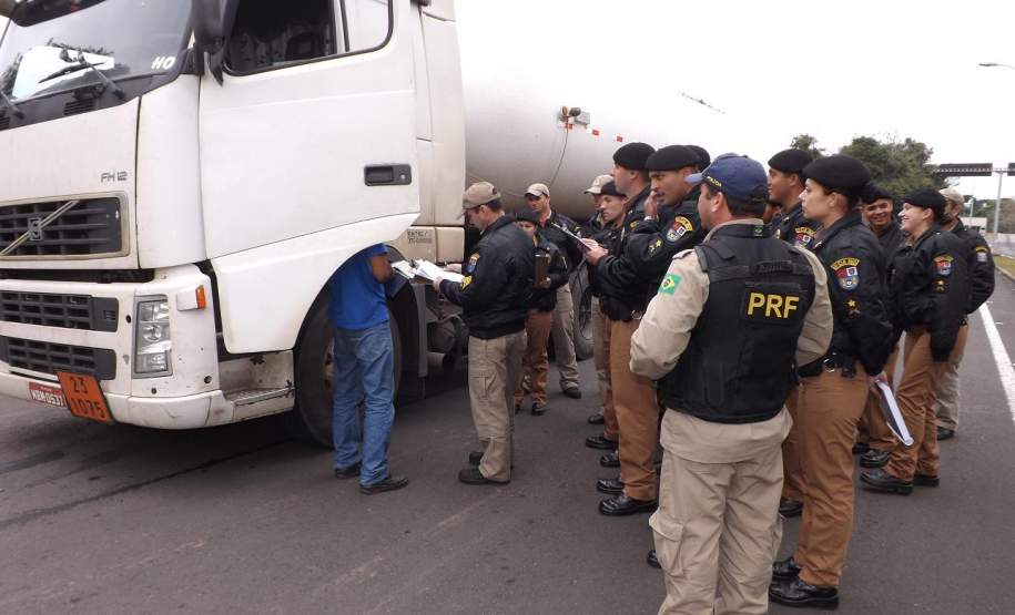 2ª CORPDEC Realiza Fiscalização ao Transporte Rodoviário de Produtos Perigosos 2ª CORPDEC Realiza Fiscalização ao Transporte Rodoviário de Produtos Perigosos
- No dia 11 de Julho de 2014, a 2ª CORPDEC realizou Fiscalização no Transporte Rodoviário de Produtos Perigosos no Posto da Polícia Rodoviária Federal do Município de Irati - BR 277, km 245