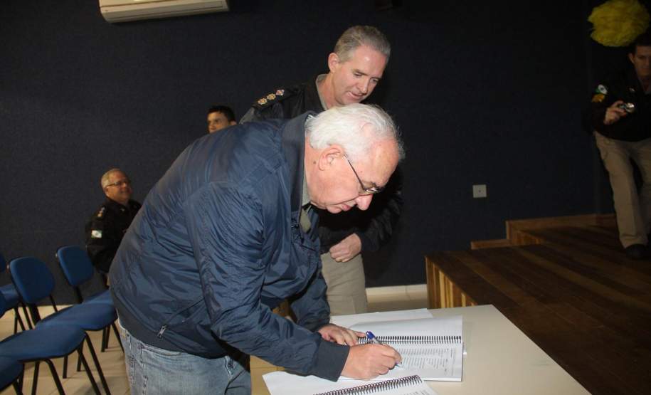 2ª CORPDEC realiza Assinatura do Plano de Contingência do Município de Castro No período da manhã do dia 10 de Julho de 2014, foi assinado o Plano de Contingência da Comissão Municipal de Proteção e Defesa Civil do Município de Castro