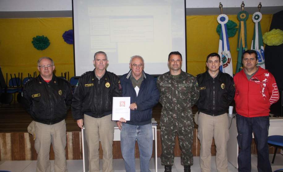 2ª CORPDEC realiza Assinatura do Plano de Contingência do Município de Castro No período da manhã do dia 10 de Julho de 2014, foi assinado o Plano de Contingência da Comissão Municipal de Proteção e Defesa Civil do Município de Castro