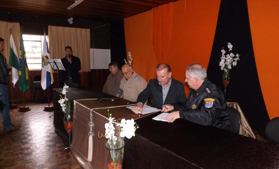 2ª CORPDEC realiza Assinatura do Plano de Contingência do Município de Carambeí No período da tarde do dia 10 de Julho de 2014, na biblioteca municipal Kempe van der Meer, foi assinado o Plano de Contingência da Comissão Municipal de Proteção e Defesa Civil do Município de Carambeí