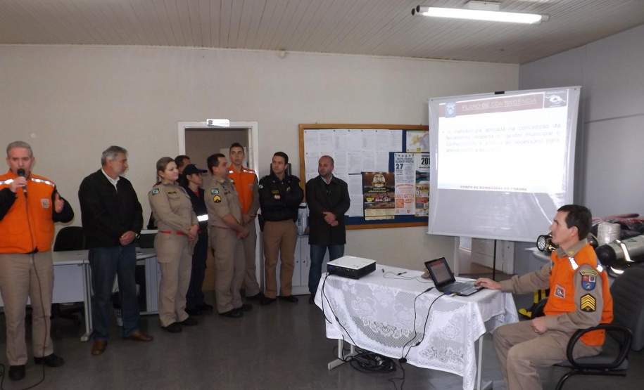 2ª CORPDEC participa da Assinatura do Plano de Contingência do Município de Imbituva 2ª CORPDEC participa da Assinatura do Plano de Contingência
do Município de Imbituva
No período da manhã do dia 22 de Julho de 2014, na Prefeitura Municipal, foi assinado o Plano de Contingência da Comissão Municipal de Proteção e Defesa Civil do Município de Imbituva