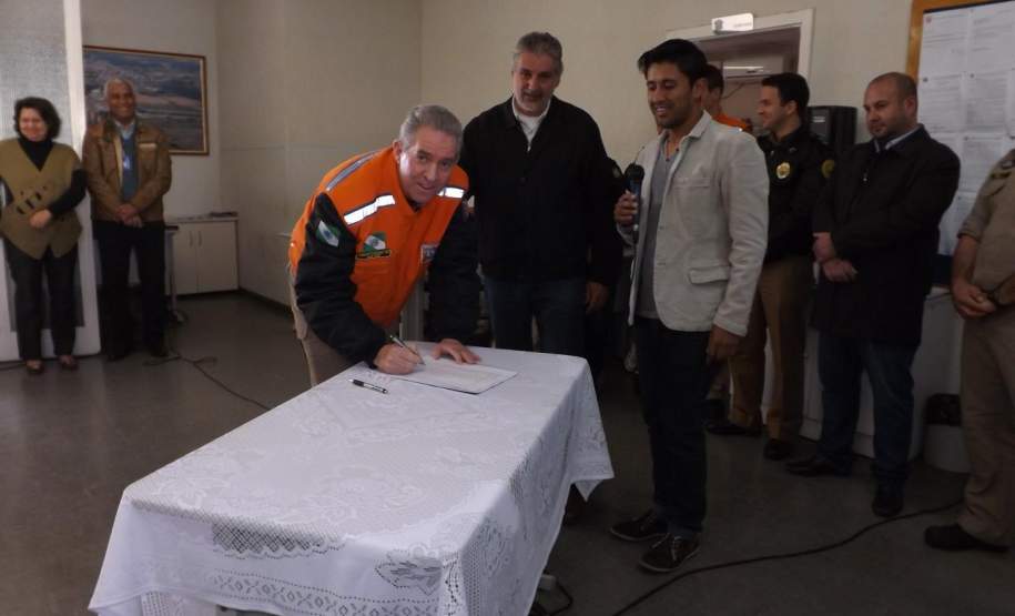 2ª CORPDEC participa da Assinatura do Plano de Contingência do Município de Imbituva 2ª CORPDEC participa da Assinatura do Plano de Contingência
do Município de Imbituva
No período da manhã do dia 22 de Julho de 2014, na Prefeitura Municipal, foi assinado o Plano de Contingência da Comissão Municipal de Proteção e Defesa Civil do Município de Imbituva