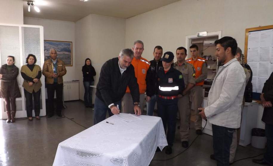 2ª CORPDEC participa da Assinatura do Plano de Contingência do Município de Imbituva 2ª CORPDEC participa da Assinatura do Plano de Contingência
do Município de Imbituva
No período da manhã do dia 22 de Julho de 2014, na Prefeitura Municipal, foi assinado o Plano de Contingência da Comissão Municipal de Proteção e Defesa Civil do Município de Imbituva