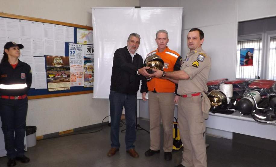 2ª CORPDEC participa da Assinatura do Plano de Contingência do Município de Imbituva 2ª CORPDEC participa da Assinatura do Plano de Contingência
do Município de Imbituva
No período da manhã do dia 22 de Julho de 2014, na Prefeitura Municipal, foi assinado o Plano de Contingência da Comissão Municipal de Proteção e Defesa Civil do Município de Imbituva