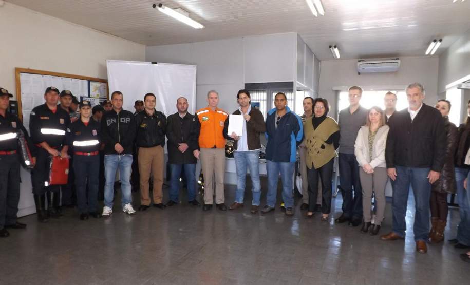 2ª CORPDEC participa da Assinatura do Plano de Contingência do Município de Imbituva 2ª CORPDEC participa da Assinatura do Plano de Contingência
do Município de Imbituva
No período da manhã do dia 22 de Julho de 2014, na Prefeitura Municipal, foi assinado o Plano de Contingência da Comissão Municipal de Proteção e Defesa Civil do Município de Imbituva