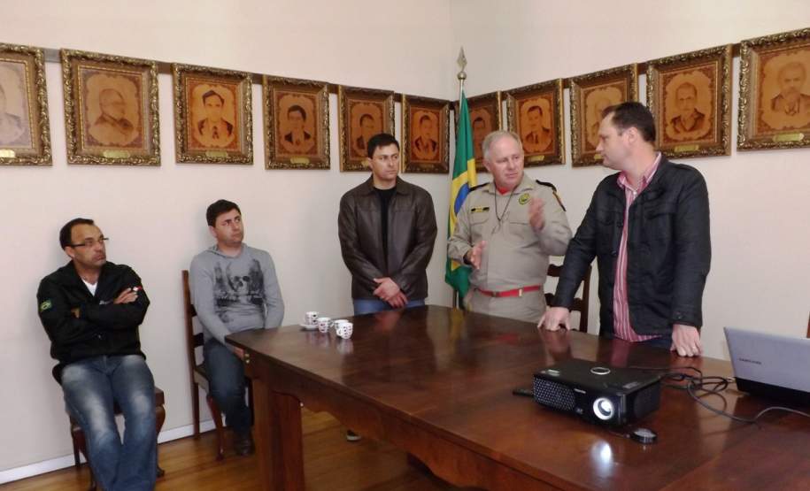 2ª CORPDEC realiza Assinatura do Plano de Contingência do Município de Palmeira No período da manhã do dia 23 de Julho de 2014, no Auditório da Prefeitura Municipal, foi assinado o Plano de Contingência da Comissão Municipal de Proteção e Defesa Civil do Município de Palmeira