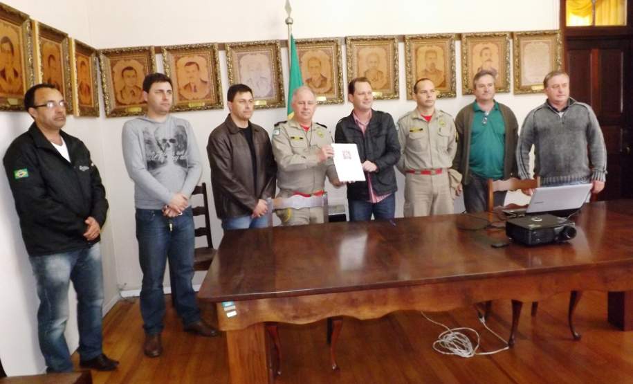 2ª CORPDEC realiza Assinatura do Plano de Contingência do Município de Palmeira No período da manhã do dia 23 de Julho de 2014, no Auditório da Prefeitura Municipal, foi assinado o Plano de Contingência da Comissão Municipal de Proteção e Defesa Civil do Município de Palmeira