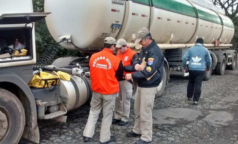 2ª CORPDEC Realiza Fiscalização ao Transporte Rodoviário de Produtos Perigosos - No dia 25 de Julho de 2014, a 2ª CORPDEC realizou Fiscalização em Transporte Rodoviário de Produtos Perigosos no Posto da Polícia Rodoviária Federal do Município de São Mateus do Sul - BR 476, km 273