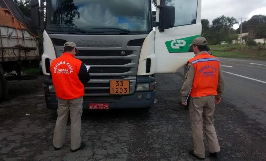 2ª CORPDEC Realiza Fiscalização ao Transporte Rodoviário de Produtos Perigosos - No dia 25 de Julho de 2014, a 2ª CORPDEC realizou Fiscalização em Transporte Rodoviário de Produtos Perigosos no Posto da Polícia Rodoviária Federal do Município de São Mateus do Sul - BR 476, km 273