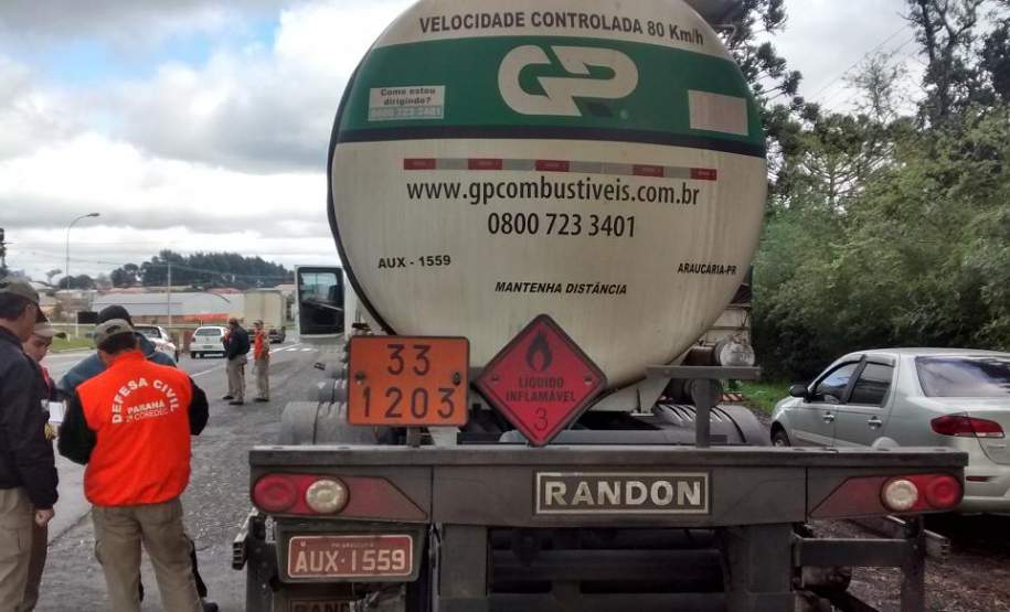 2ª CORPDEC Realiza Fiscalização ao Transporte Rodoviário de Produtos Perigosos - No dia 25 de Julho de 2014, a 2ª CORPDEC realizou Fiscalização em Transporte Rodoviário de Produtos Perigosos no Posto da Polícia Rodoviária Federal do Município de São Mateus do Sul - BR 476, km 273