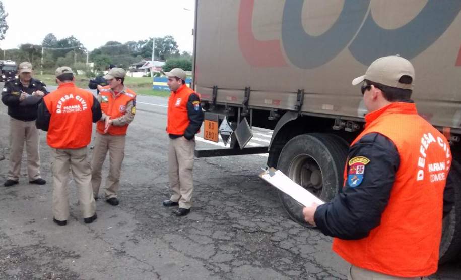2ª CORPDEC Realiza Fiscalização ao Transporte Rodoviário de Produtos Perigosos - No dia 25 de Julho de 2014, a 2ª CORPDEC realizou Fiscalização em Transporte Rodoviário de Produtos Perigosos no Posto da Polícia Rodoviária Federal do Município de São Mateus do Sul - BR 476, km 273