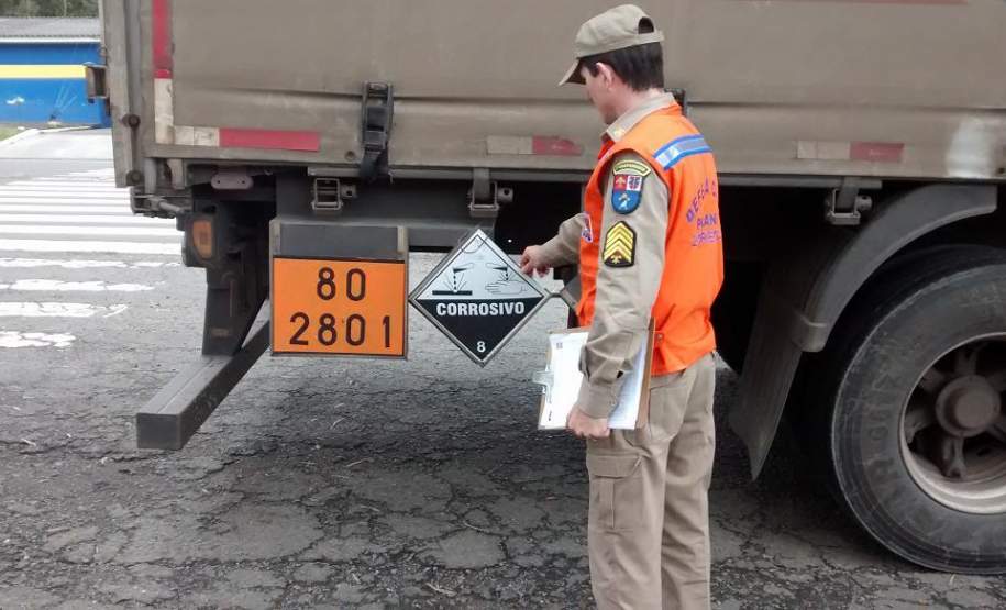 2ª CORPDEC Realiza Fiscalização ao Transporte Rodoviário de Produtos Perigosos - No dia 25 de Julho de 2014, a 2ª CORPDEC realizou Fiscalização em Transporte Rodoviário de Produtos Perigosos no Posto da Polícia Rodoviária Federal do Município de São Mateus do Sul - BR 476, km 273
