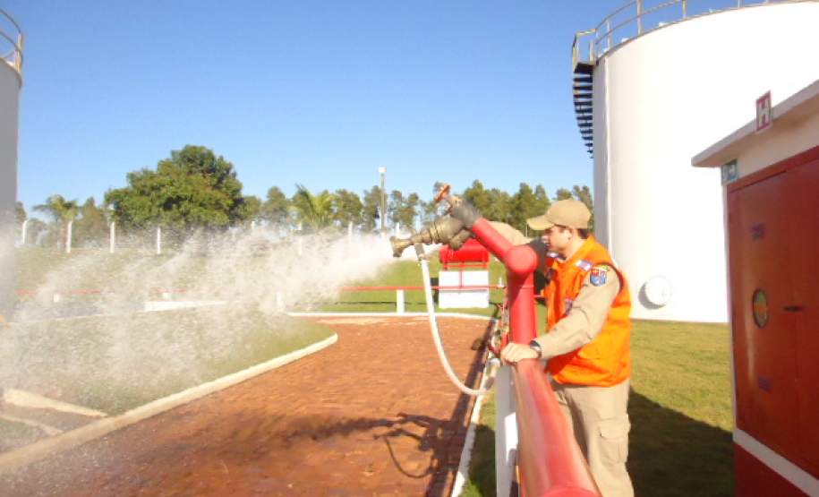 A 15ª Coordenadoria Regional de Proteção e Defesa Civil – 6º Subgrupamento de Bombeiros Independente realizou no dia 29 de Julho de 2014, fiscalização na  empresa Stang Distribuidora de Petróleo no município de Umuarama - PR, verificando os meios de segurança utilizados no armazenamento e manuseio de produtos perigosos.