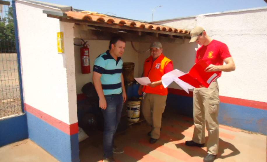 A 15ª Coordenadoria Regional de Proteção e Defesa Civil – 6º Subgrupamento de Bombeiros Independente realizou no dia 28 de Outubro de 2014, fiscalização na empresa Umudiesel Derivados de Petróleo LTDA, município de Umuarama – PR, verificando os meios de segurança utilizados no armazenamento e manuseio de produtos perigosos.