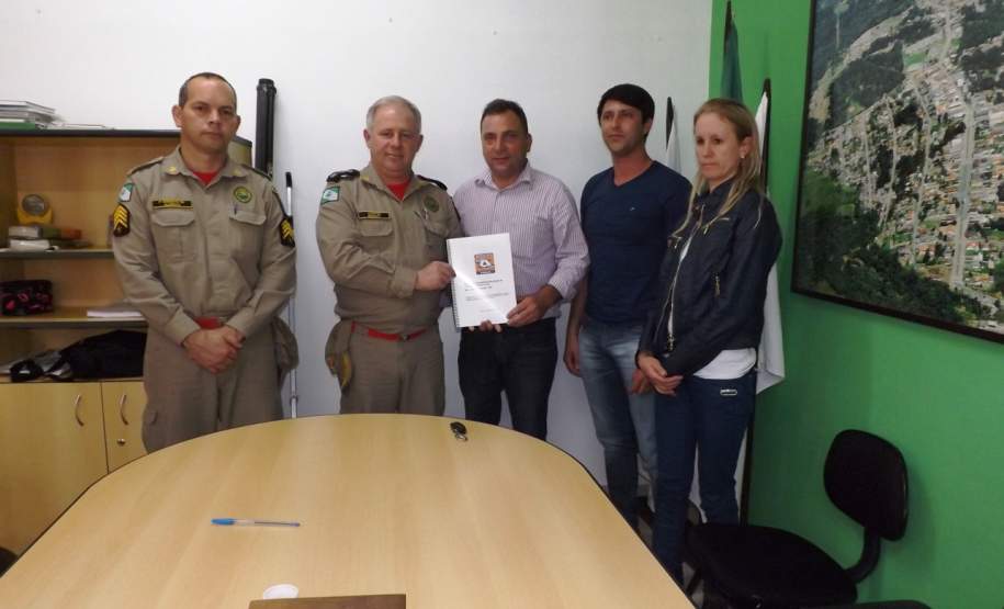 2ª CORPDEC realiza Validação dos Planos de Contingência dos Municípios de Porto Amazonas e São João do Triunfo No dia 01 de Agosto de 2014 foram assinados os Planos de Contingência da Comissão Municipal de Proteção e Defesa Civil dos Municípios de Porto Amazonas e de São João do Triunfo