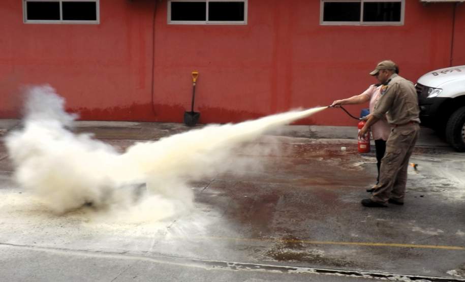 Durante o dia 21 de Outubro de 2014 ocorreu na sede do 8° Grupamento de Bombeiros/Paranaguá, um treinamento prático de 08 horas/aulas, destinado aos professores e funcionários de escolas públicas estaduais participantes do Projeto Brigadas Escolares.
