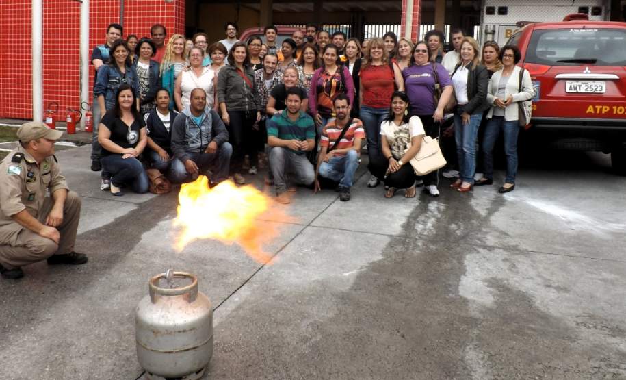 Durante o dia 21 de Outubro de 2014 ocorreu na sede do 8° Grupamento de Bombeiros/Paranaguá, um treinamento prático de 08 horas/aulas, destinado aos professores e funcionários de escolas públicas estaduais participantes do Projeto Brigadas Escolares.