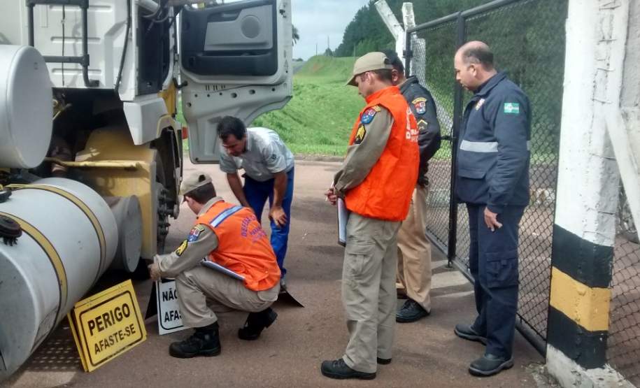 2ª CORPDEC Realiza Fiscalização ao Transporte Rodoviário de Produtos Perigosos 2ª CORPDEC Realiza Fiscalização ao Transporte Rodoviário de Produtos Perigosos
- No dia 23 de Outubro de 2014, a 2ª CORPDEC realizou Fiscalização em Transporte Rodoviário de Produtos Perigosos no Posto da Polícia Rodoviária Estadual do Município de Piraí do Sul - PR 155, km 264