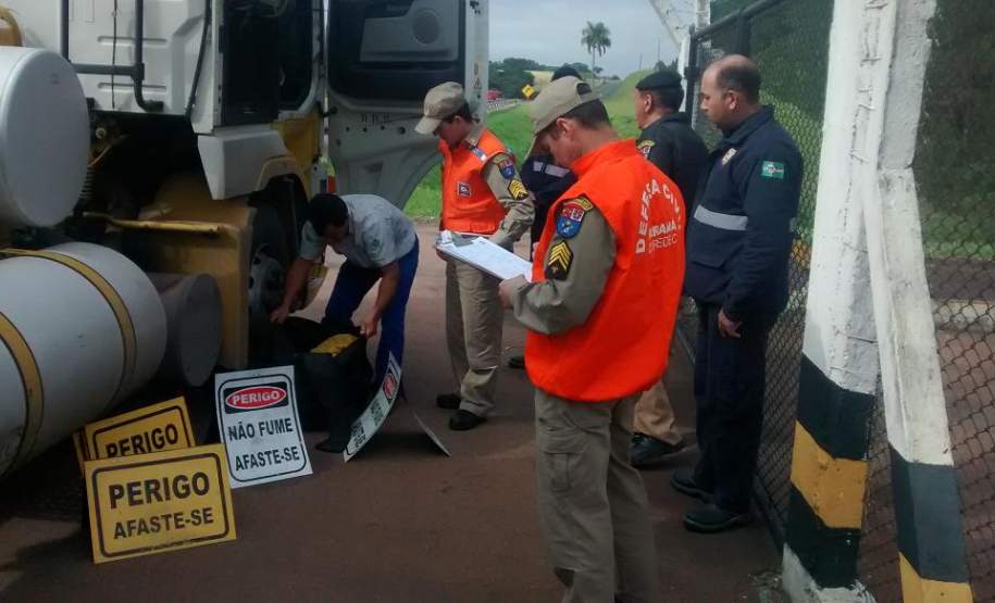 2ª CORPDEC Realiza Fiscalização ao Transporte Rodoviário de Produtos Perigosos 2ª CORPDEC Realiza Fiscalização ao Transporte Rodoviário de Produtos Perigosos
- No dia 23 de Outubro de 2014, a 2ª CORPDEC realizou Fiscalização em Transporte Rodoviário de Produtos Perigosos no Posto da Polícia Rodoviária Estadual do Município de Piraí do Sul - PR 155, km 264