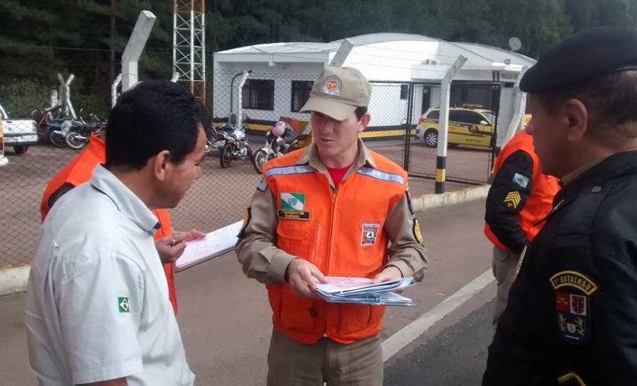 2ª CORPDEC Realiza Fiscalização ao Transporte Rodoviário de Produtos Perigosos 2ª CORPDEC Realiza Fiscalização ao Transporte Rodoviário de Produtos Perigosos
- No dia 23 de Outubro de 2014, a 2ª CORPDEC realizou Fiscalização em Transporte Rodoviário de Produtos Perigosos no Posto da Polícia Rodoviária Estadual do Município de Piraí do Sul - PR 155, km 264