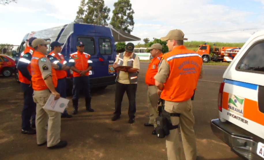 A 15ª Coordenadoria Regional de Proteção e Defesa Civil – 6º Subgrupamento de Bombeiros Independente realizou no dia 14 de Abril de 2015, fiscalização ao transporte rodoviário de produtos perigosos na Rodovia PR 323, Km 286, município de Cruzeiro do Oeste, Posto do BPRV, conforme cronograma anual de Fiscalização de Produtos Perigosos .