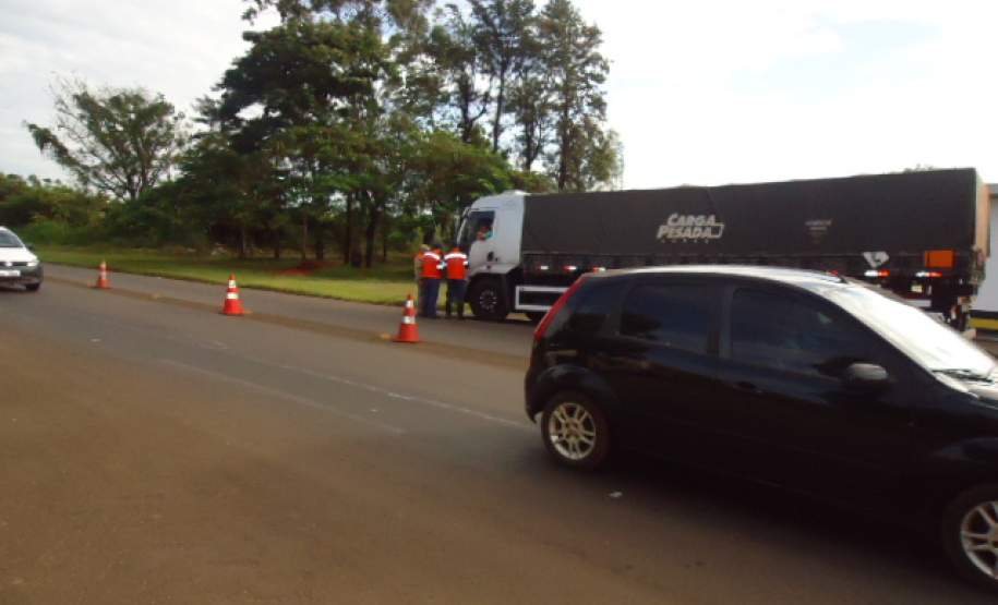 A 15ª Coordenadoria Regional de Proteção e Defesa Civil – 6º Subgrupamento de Bombeiros Independente realizou no dia 14 de Abril de 2015, fiscalização ao transporte rodoviário de produtos perigosos na Rodovia PR 323, Km 286, município de Cruzeiro do Oeste, Posto do BPRV, conforme cronograma anual de Fiscalização de Produtos Perigosos .
