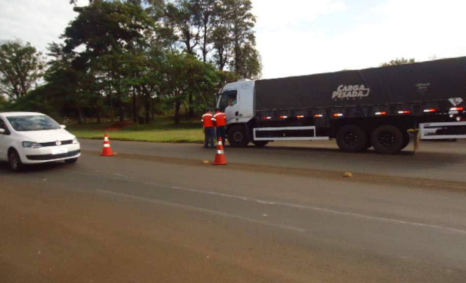 A 15ª Coordenadoria Regional de Proteção e Defesa Civil – 6º Subgrupamento de Bombeiros Independente realizou no dia 14 de Abril de 2015, fiscalização ao transporte rodoviário de produtos perigosos na Rodovia PR 323, Km 286, município de Cruzeiro do Oeste, Posto do BPRV, conforme cronograma anual de Fiscalização de Produtos Perigosos .