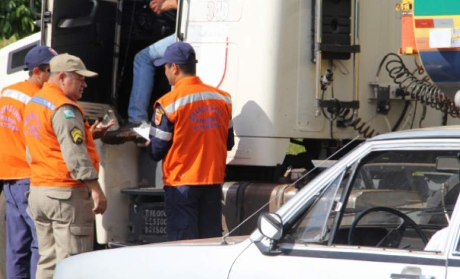 15ª Coordenadoria Regional de Proteção e Defesa Civil realiza Fiscalização Rodoviária de Produtos Perigosos na Rodovia PR – 323, município de Cruzeiro do Oeste - PR14-04-2015 A 15ª Coordenadoria Regional de Proteção e Defesa Civil – 6º Subgrupamento de Bombeiros Independente realizou no dia 14 de Abril de 2015, fiscalização ao transporte rodoviário de produtos perigosos na Rodovia PR 323, Km 286, município de Cruzeiro do Oeste, Posto do BPRV, conforme cronograma anual de Fiscalização de Produtos Perigosos .