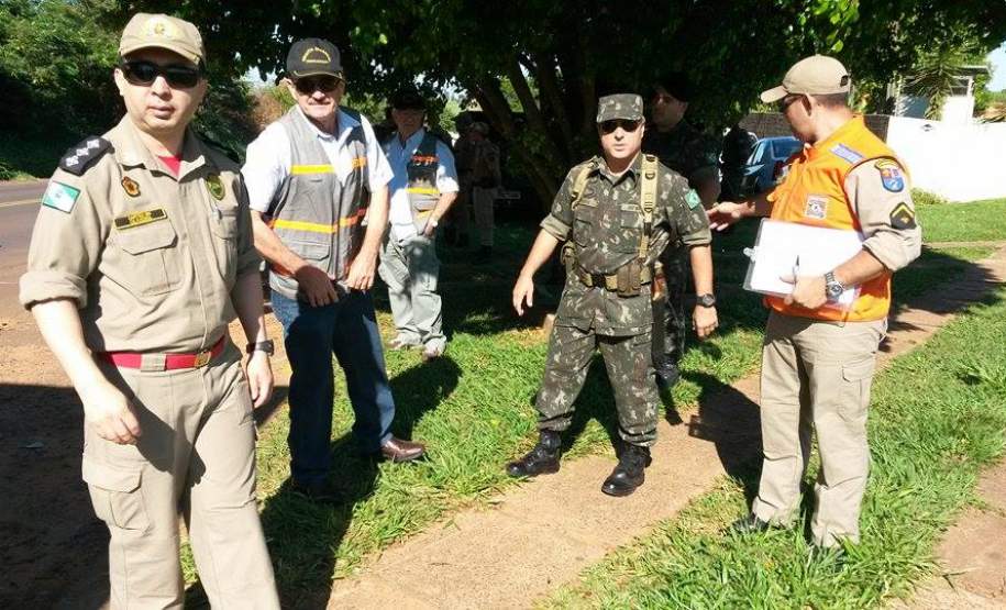 A 15ª CORPDEC participa da Operação Fronteira Sul juntamente com o 30º Batalhão de Infantaria Mecanizada do Exército Brasileiro. A 15ª Coordenadoria Regional de Proteção e Defesa Civil participou da Operação Fronteira Sul realizada pelo Exército Brasileiro que ocorreu entre os dias 05 ao dia 10 de Novembro, atuando na fiscalização do Transporte Rodoviário de Produtos Perigosos nas Rodovias da Região metropolitana de Umuarama.