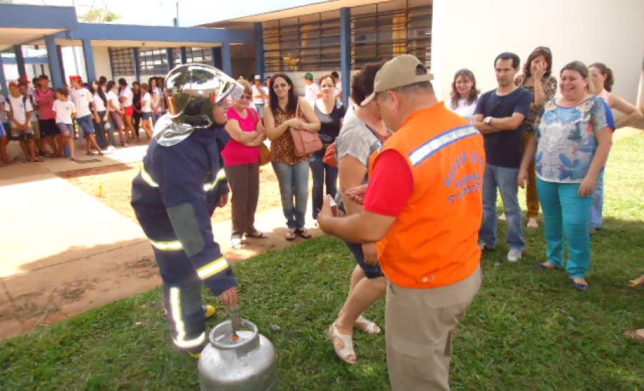 A 15ª Coordenadoria Regional de Proteção e Defesa Civil – 6º Subgrupamento de Bombeiros Independente realizou no dia 14 de novembro o curso de Capacitação de Brigada Escolar na Escola Estadual Rachel de Queiroz município de Ivaté.