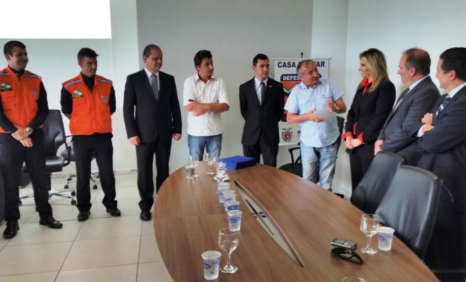 Prefeito de Ampère faz homenagem a integrantes da Defesa Civil Prefeito de Ampère faz homenagem a integrantes da Defesa Civil