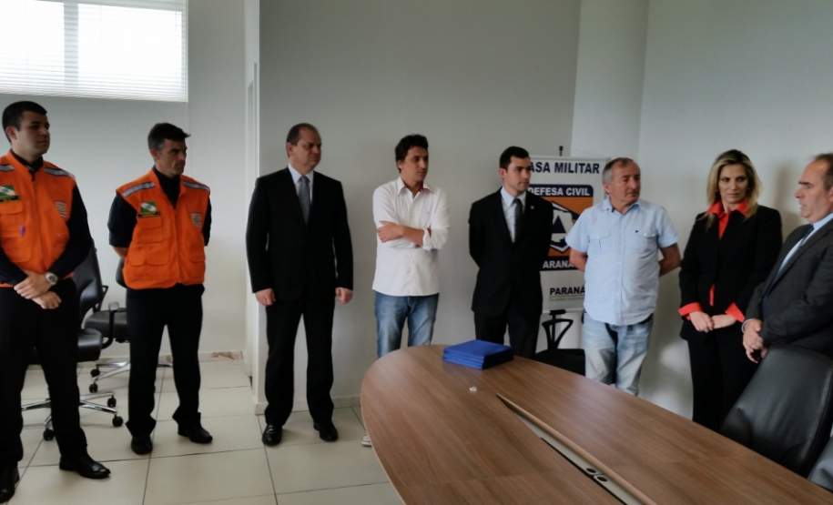 Prefeito de Ampère faz homenagem a integrantes da Defesa Civil Prefeito de Ampère faz homenagem a integrantes da Defesa Civil