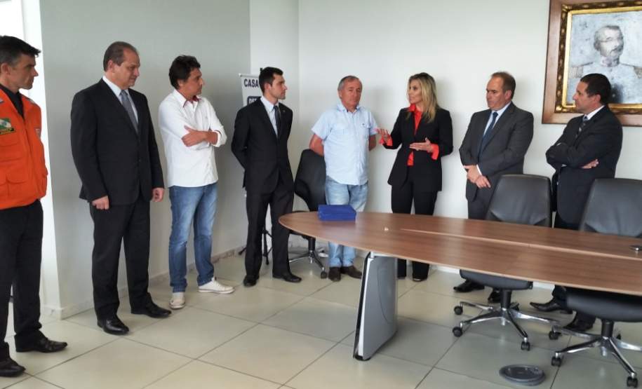 Prefeito de Ampère faz homenagem a integrantes da Defesa Civil Prefeito de Ampère faz homenagem a integrantes da Defesa Civil