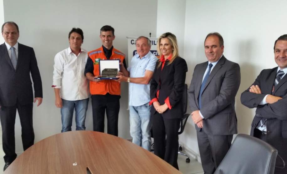 Prefeito de Ampère faz homenagem a integrantes da Defesa Civil Prefeito de Ampère faz homenagem a integrantes da Defesa Civil