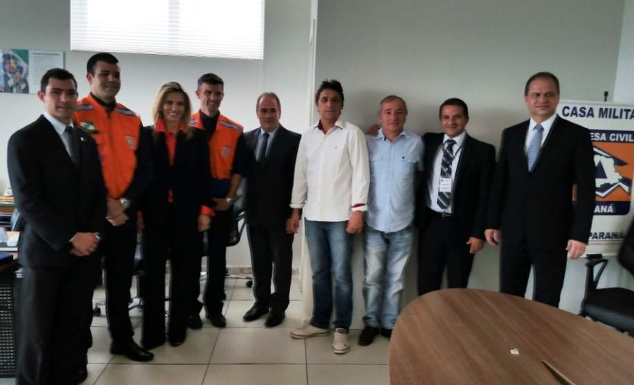 Prefeito de Ampère faz homenagem a integrantes da Defesa Civil Prefeito de Ampère faz homenagem a integrantes da Defesa Civil