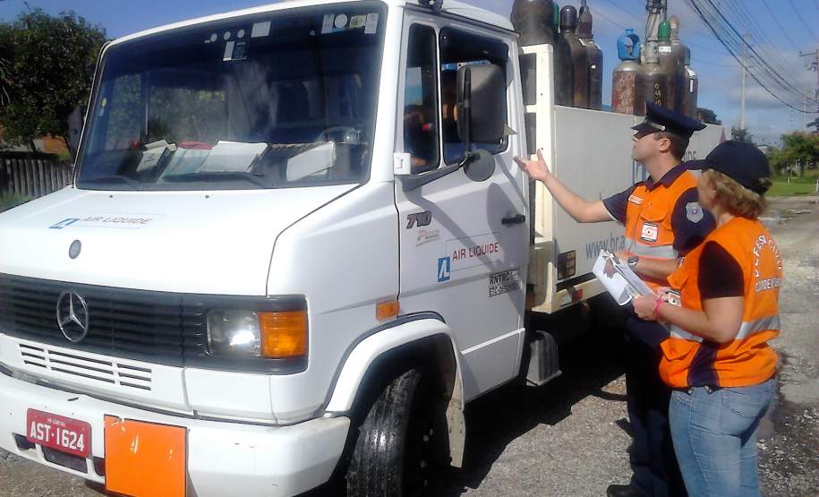 1ª CORPDEC realiza fiscalização no transporte rodoviário de produtos perigosos