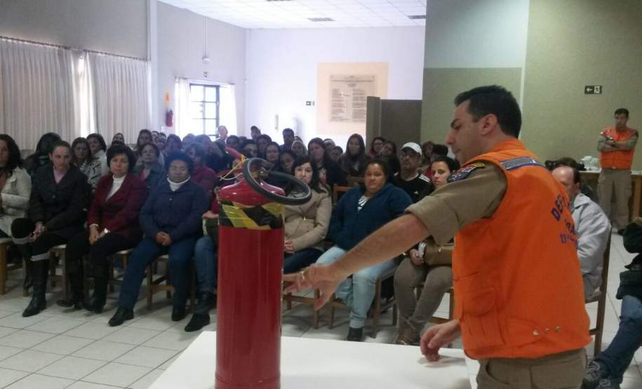 13ª CORPDEC CAPACITA BRIGADISTAS DE APAES 13ª CORPDEC CAPACITA BRIGADISTAS DE APAES