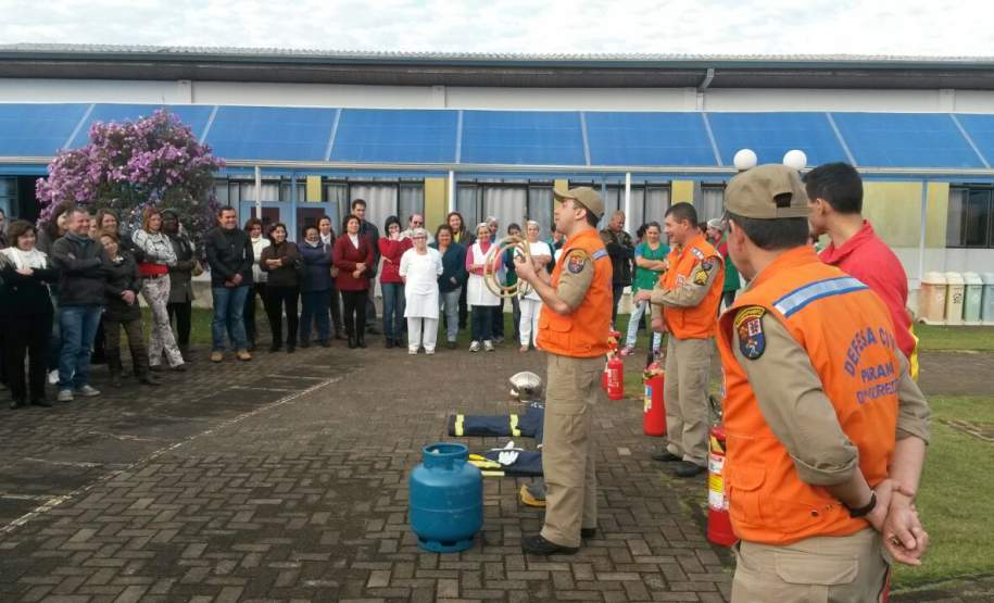 13ª CORPDEC CAPACITA BRIGADISTAS DE APAES 13ª CORPDEC CAPACITA BRIGADISTAS DE APAES