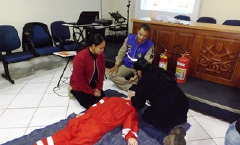 Instrução sobre os procedimentos para realização de uma RCP.