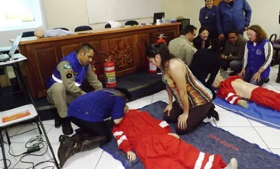 Prática da abordagem primária e realização de manobras de RCP.