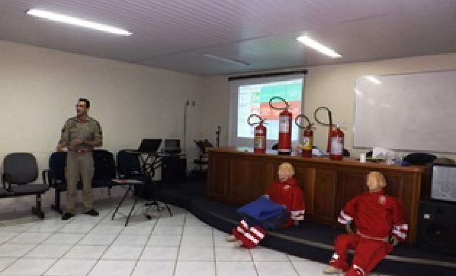 Palestra de Combate a Incêndio realizada pelo Sd. QPM 2-0 Gois.