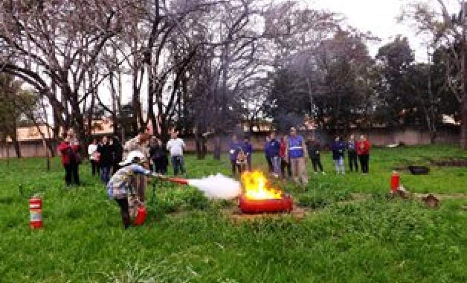 Instrução prática de identificação de extintores e sua utilização.